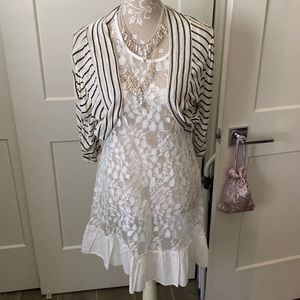 This is a srug for over anything like this tank.  It says an 1XL